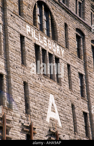 STEIN-FASSADE VON DER PILLSBURY WEIZENMÜHLE IN DER ST.-ANTHONY-FÄLLE HISTORISCHEN BEZIRK VON MINNEAPOLIS, MINNESOTA, VEREINIGTE STAATEN VON AMERIKA Stockfoto