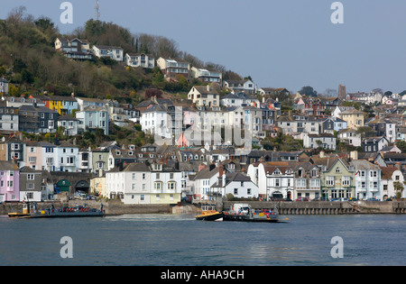 Blick über die Dart-Mündung von Dartmouth und die Fähre, die von Kingswear durchquert Stockfoto