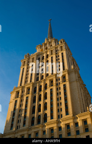 Hotel Ukraine ist eines der 7 Wolkenkratzer in 50er Jahren des 20. Jahrhunderts gebaut. Das Gebäude ist eines der Wahrzeichen von Moskau. Stockfoto