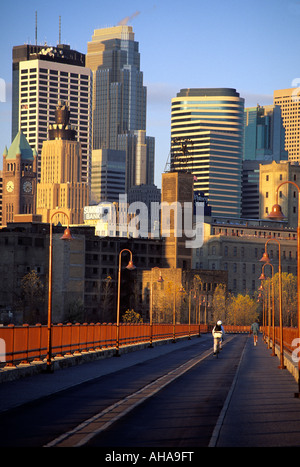 HISTORISCHE JAMES J. HILL STONE ARCH BRIDGE ÜBER DEN MISSISSIPPI RIVER & MINNEAPOLIS, MINNESOTA SKYLINE. Stockfoto