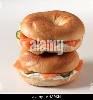 Stapel von zwei geräucherten Lachs und Frischkäse Bagel auf einem weißen Hintergrund redaktionelle Essen Stockfoto