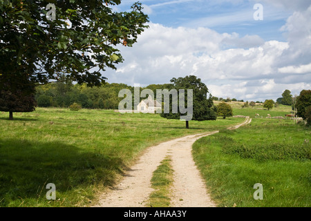 13. C St. Oswalds-Kirche an der Stelle einer mittelalterlichen Wüstung bei Widford, in der Nähe der Cotswold Stadt Burford, Oxfordshire Stockfoto