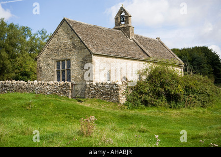 13. C St. Oswalds-Kirche an der Stelle einer mittelalterlichen Wüstung bei Widford, in der Nähe der Cotswold Stadt Burford, Oxfordshire Stockfoto