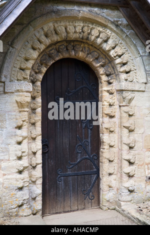 Das Norman-Tor an der Südseite der St. Peterskirche in der Cotswold-Dorf Windrush, Gloucestershire Stockfoto