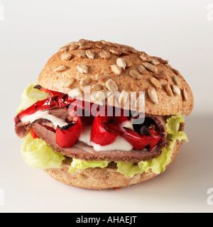 Ein Rind Rollen auf einem weißen Hintergrund redaktionelle Essen Stockfoto