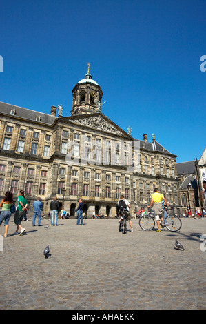 Der königliche Palast mit Touristen im Sommer, Amsterdam Stockfoto