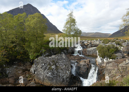 Etive Mor Wasserfall am Fluss Coupall, wo sich die obere Glen Etive trifft Glen Coe mit berühmten Berg Buachallie Etive Mor - Der Hirte Etive hinter Stockfoto