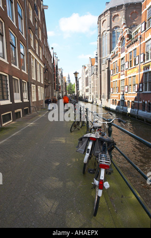 Straßenszene, Oudezijds Kolk von St. Nicolaaskerk, Amsterdam Stockfoto