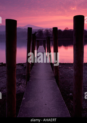 Steg am Derwent Water mit Blick über den See nach Katze Glocken, Lake District, Cumbria, England Stockfoto