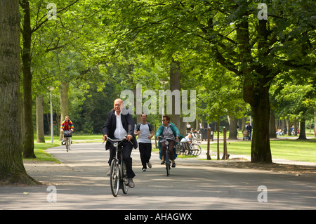 Radfahrer und Wanderer im Vondelpark Amsterdam Stockfoto