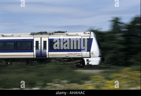 Chiltern Railways Diesel trainieren bei Geschwindigkeit, Warwickshire, England, UK Stockfoto