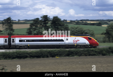 Jungfrau Pendolino elektrischer Zug Geschwindigkeit zwischen Coventry und Rugby, England, UK Stockfoto