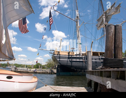 uWhaler und kleines Boot angedockt in Mystic Seaport Connecticut USA Stockfoto