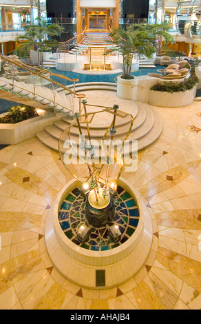 Das Atrium eines Luxus-Kreuzfahrtschiffes Stockfoto