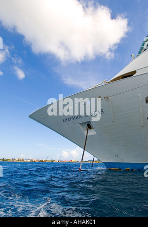 Die Royal Caribbean Rhapsodie der Meere A Vision Klasse Schiff vor Anker in Grand Cayman Stockfoto