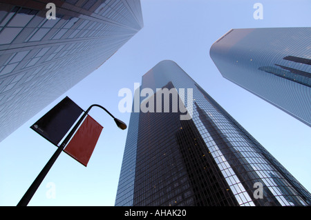 Eine Skyview Weitwinkel Blick gen Himmel am konvergierenden Los Angeles Wolkenkratzer Stockfoto