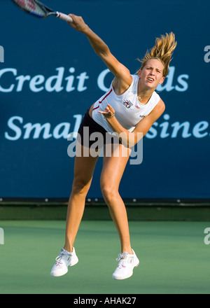 16-jährige WTA berufstätige Frauen-Tennis-Star, dient Nicole Vaidisova in WTT Tennis im Palisades Club in Newport Beach, Stockfoto