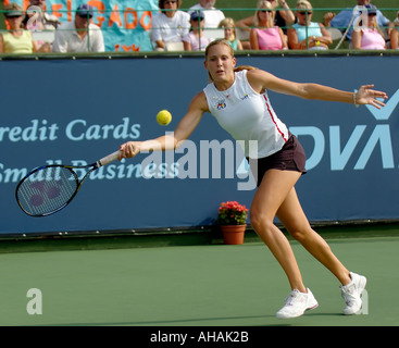 WTA-Profi-Tennisspielerin Nicole Vaidisova trifft eine Rückkehr zu ihrer Gegnerin im WTT-tennis Stockfoto
