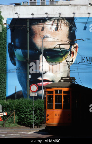 Milan Italien A Straßenbahn gegenüber Billboard Mode Anzeige Stockfoto