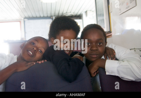 Drei uniformierten südafrikanische Schulkinder auf der Fähre nach Schule auf Robben Island Stockfoto