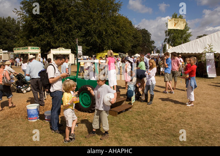 UK Hampshire Romsey Broadlands CLA Game Fair Jagdhund Zeile Stockfoto