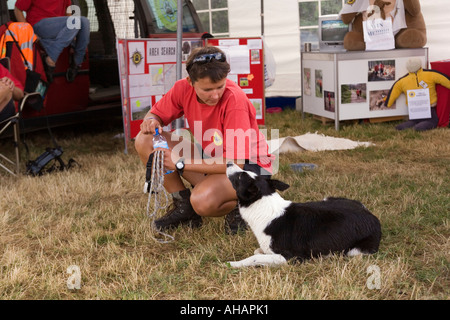 UK Hampshire Romsey Broadlands CLA Game Fair East Sussex Suche Rettungshund Rodney mit Besitzer Maria Clabham Stockfoto