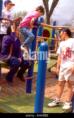 Freunde im Alter von 13 und 10 um Powderhorn Park im Herzen der Bestie May Day Festival und Parade. Minneapolis Minnesota USA Stockfoto