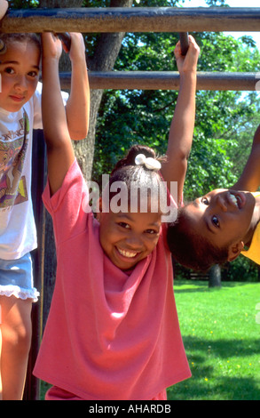 Freunde Alter 9 spielen im Tagescamp im Minnehaha Park. Minneapolis Minnesota USA Stockfoto