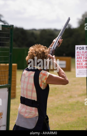 UK Hampshire Romsey Broadlands CLA Game Fair Frau Tontaubenschießen Stockfoto