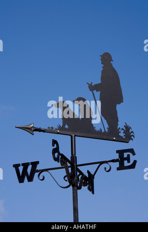 UK Hampshire Romsey Broadlands CLA Game Fair schwarze Schmiede Mensch und Hunde Wetterfahne Stockfoto