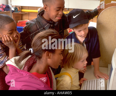 Schüler im Alter von 6 bis 10 Arbeiten am Computer bei Jugend Express nach der Schule Studienprogramm. St Paul Minnesota USA Stockfoto