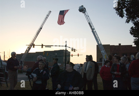 US Flagge gehisst Zwischen zwei Fire Truck Leitern USA. Stockfoto