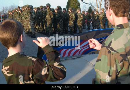 Zwei jungen 8-10 Jahre halten patriotischen Banner während der Abschiedszeremonie USA Stockfoto