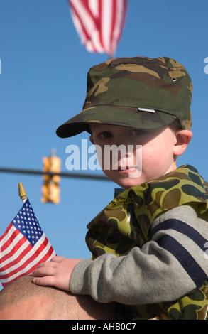 Kaukasische junge 5-7 Jahre. In Army Cap hält US-Flagge bei der Parade USA Stockfoto