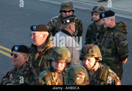 U S Veteran spricht mit Soldat im schwarzen Barett vor seinem National Guard Unit Blätter für den Einsatz im Irak. USA Stockfoto