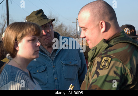 Vorbereitung für die Bereitstellung in den Irak Soldat verabschiedet sich junge Frau als Vater blickt auf USA Stockfoto