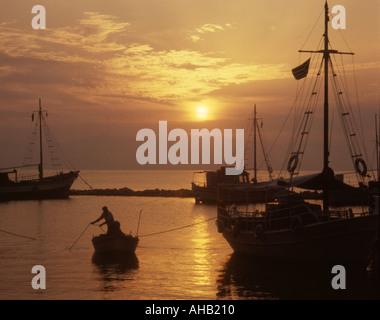 Griechenland Korfu Ipsos Hafen im Morgengrauen Stockfoto