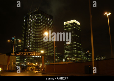 Billingsgate Markt nachts Canary Wharf im Hintergrund Stockfoto