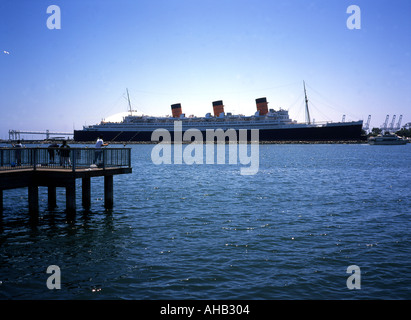 Menschen Fisch von einem Pier in der Bucht von der Ozeandampfer Queen Mary vertäut am Long Beach Kalifornien Stockfoto