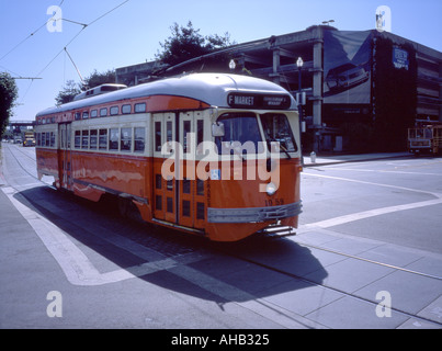 1940 s Seilbahn fährt durch die Straßen von San Francisco Stockfoto