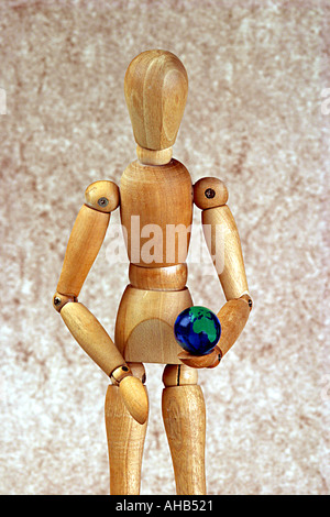 Künstler Lay-Holzfigur hält einen Globus Stockfoto