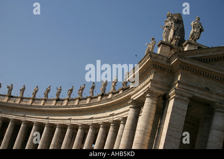 Statuen, die rund um St. Petersplatz an den Vatikan Rom-Italien Stockfoto