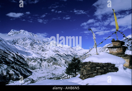 Buddhistische Stupa und Annapurna III vom oberen Route zwischen Ngawal Ghyaru Dörfer Annapurna Conservation Area Nepal gesehen Stockfoto