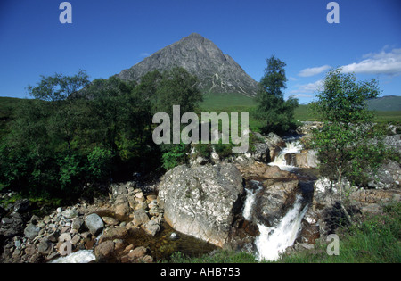 Berg Buachaille Etive Mor in Glen Coe Highland Schottland mit Etive Mor Wasserfall vor Stockfoto