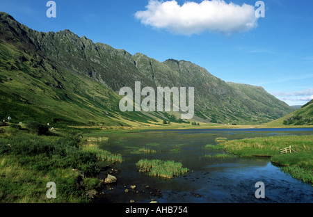 Aonach Eagach Ridge im Glen Coe West Highlands Schottland mit Loch Achtriochtan und River Coe Stockfoto