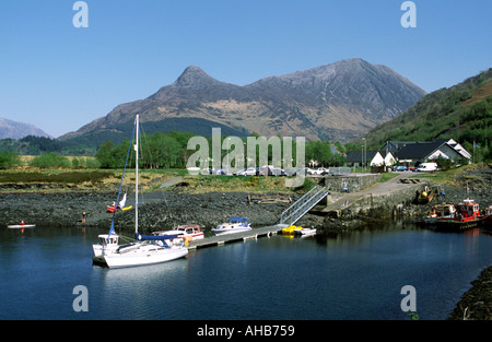 Ballachulish Harbour Loch Leven mit Booten mit Pap von Glencoe Glen Coe Highlalnd Schottland im Hintergrund Stockfoto