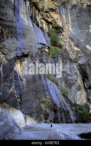 Malerischen Weg entlang der herrlichen Klippen in Dharapani Umgebung Nepal Annapurna Conservation Area Stockfoto