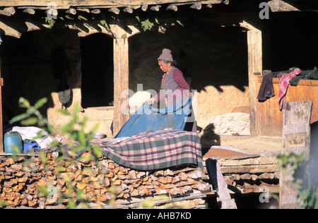 Nepalesische Frau tut die Aufgaben auf die zweite Ebene der Hof im Dorf Ngawal Annapurna Conservation Area Nepal Stockfoto