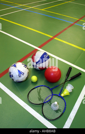 Schule Sportausrüstung angelegt am Boden des Gymnasiums Stockfoto