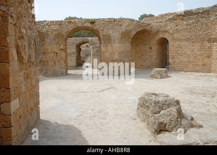 Torbögen und Zimmer inmitten der Ruinen der Antonin Thermen in Karthago, die dritte am wichtigsten im römischen Reich Stockfoto